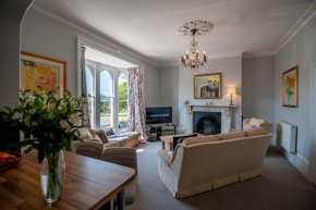 Grand 2 bed Georgian apartment at Florence House with king bed, in the heart of Herne Bay & 300m from beach